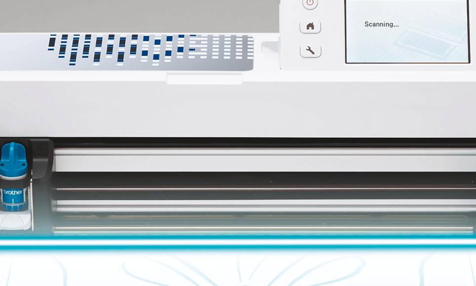 Desktop-Schneidemaschine scannt einen blauen Stifthalter auf der linken Seite, wobei das Display „Scans wird durchgeführt...