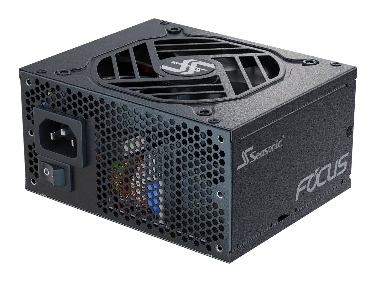 Schwarzes Seasonic Focus Computer-Netzteil mit Lüftergitter, AC-Stromanschluss und perforiertem Seitenpaneel auf weißem Hintergrund