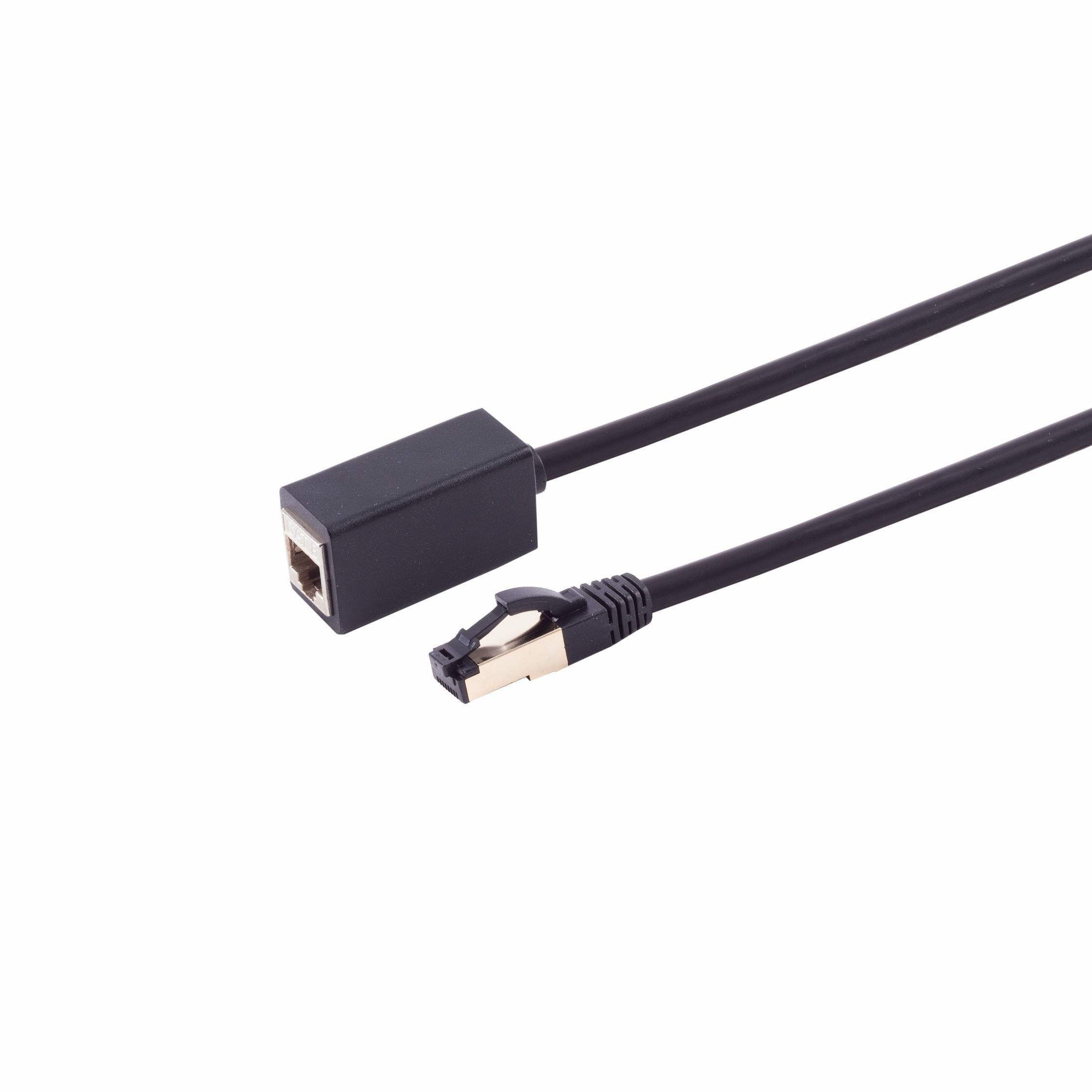 Schwarzes Ethernet-Verlängerungskabel mit einer weiblichen RJ45-Buchse und einem männlichen RJ45-Stecker auf weißem Hintergrund.