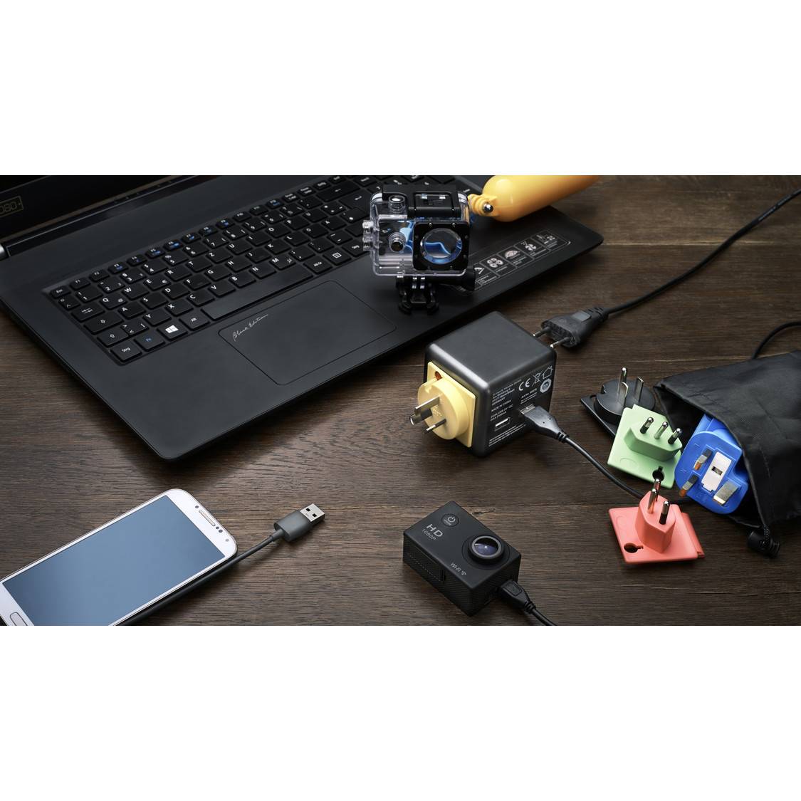 Universaler Reisestecker mit 2x USB-Anschlüssen