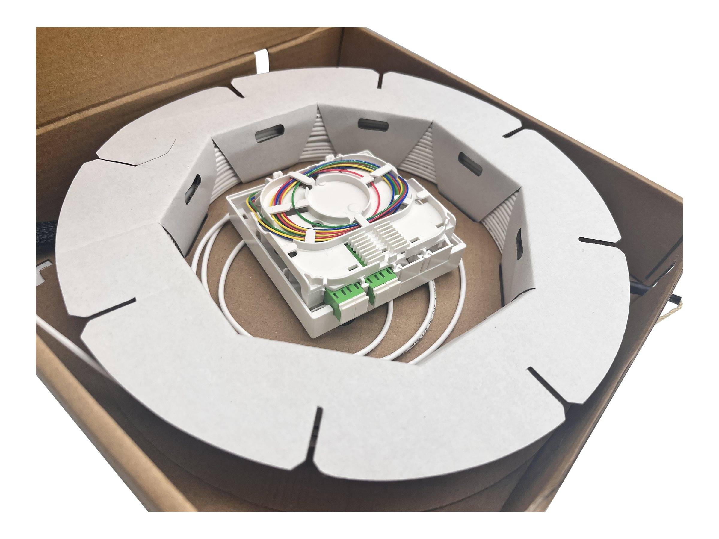Eine Glasfaser-Anschlussbox befindet sich in einer Pappschachtel und ist von Schutzpolsterung umgeben. Mehrere farbige Kabel sind im Inneren verbunden.