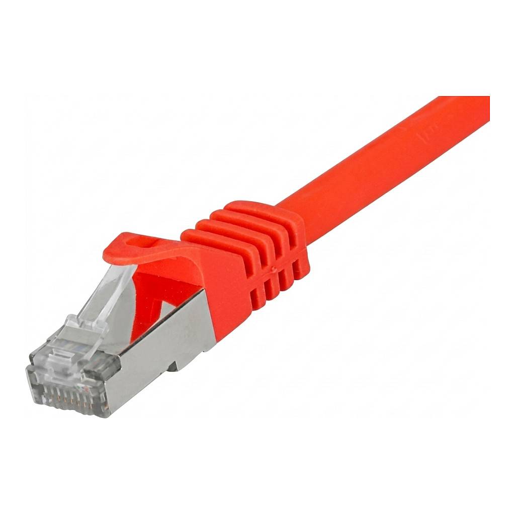 Rotes Ethernet-Kabel mit RJ45-Stecker auf weißem Hintergrund.