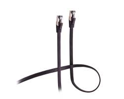 Zwei schwarze Ethernet-Kabel mit RJ45-Steckern, ein Kabel in einer Schleife, auf weißem Hintergrund dargestellt.