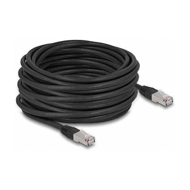 Aufgerolltes schwarzes Ethernet-Kabel mit RJ45-Steckern an beiden Enden, dargestellt auf weißem Hintergrund.