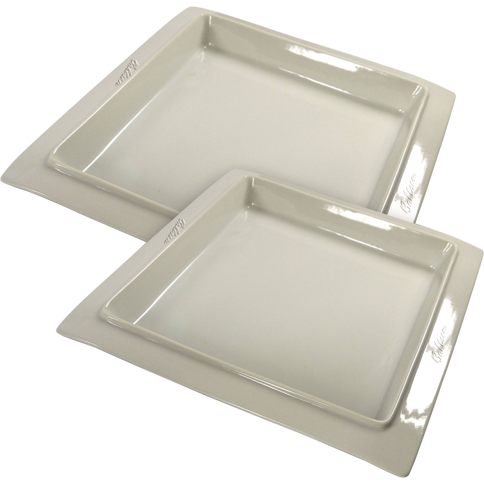 Zwei weiße quadratische Platten mit leicht erhöhten Rändern, in einem Winkel zueinander positioniert.