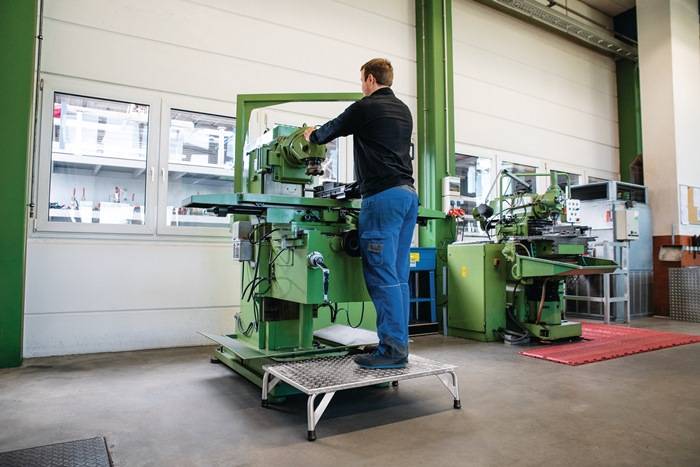 Arbeitspodest Stahlrohr/Aluminium Stufen 1 beids.begehbar H.250mm Warzenblech