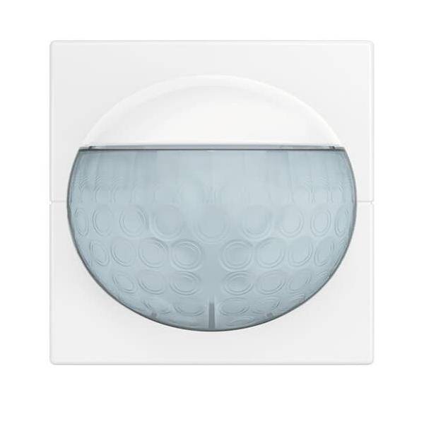 Eine weiße, wandmontierte Bewegungssensoreinheit mit einem blau getönten, kreisförmigen Detektionspanel, die ein modernes, minimalistisches Design aufweist.