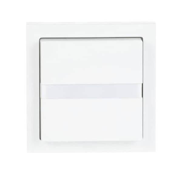 Ein weißer quadratischer Lichtschalter mit einer leicht erhabenen Taste in einem passenden Rahmen, der häufig zur Steuerung von Beleuchtung in Innenräumen verwendet wird.