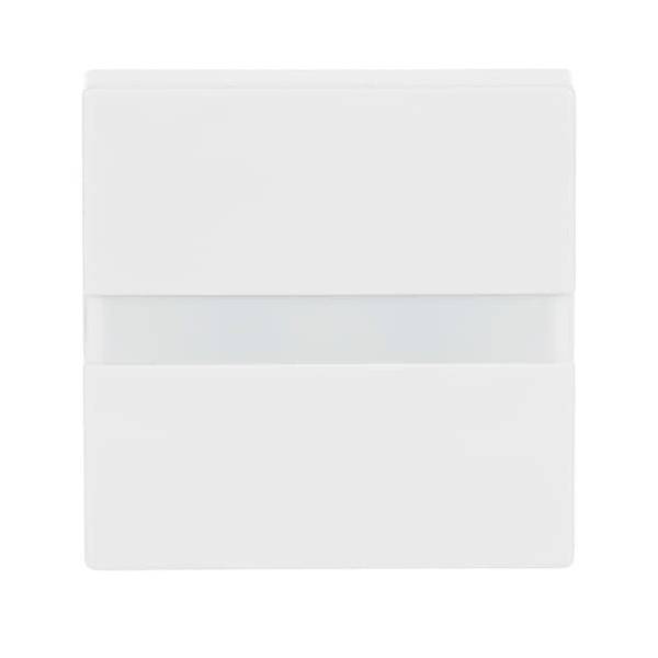 Eine minimalistische weiße Wandleuchte mit rechteckiger Form und einem horizontalen Lichtstreifen in der Mitte.