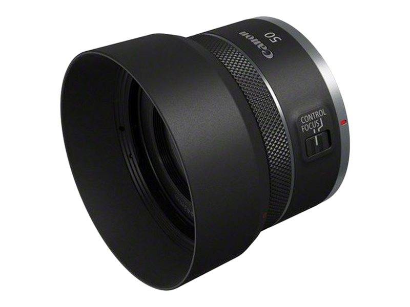 Schwarzes Canon 50er Kameraobjektiv mit breiter Gegenlichtblende, angewinkelt auf weißem Hintergrund gezeigt.
