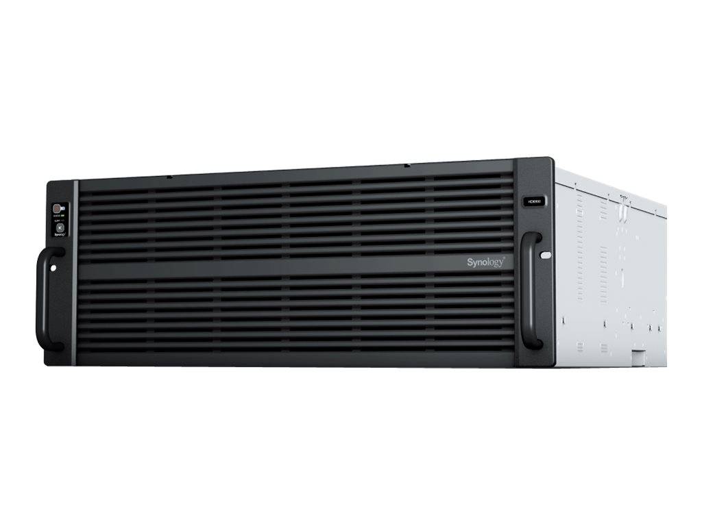 Frontansicht eines schwarzen Synology-Rack-Speicherservers mit Griffen und belüftetem Gitter, auf weißem Hintergrund dargestellt.