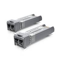 Zwei graue rechteckige optische Transceiver-Module auf weißem Hintergrund, nebeneinander schräg angeordnet.