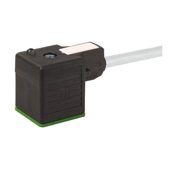 Nahaufnahme eines schwarzen Elektrosteckers, der an einem weißen Kabel befestigt ist, mit einer grünen Basis und einer kleinen weißen Verriegelung oben.