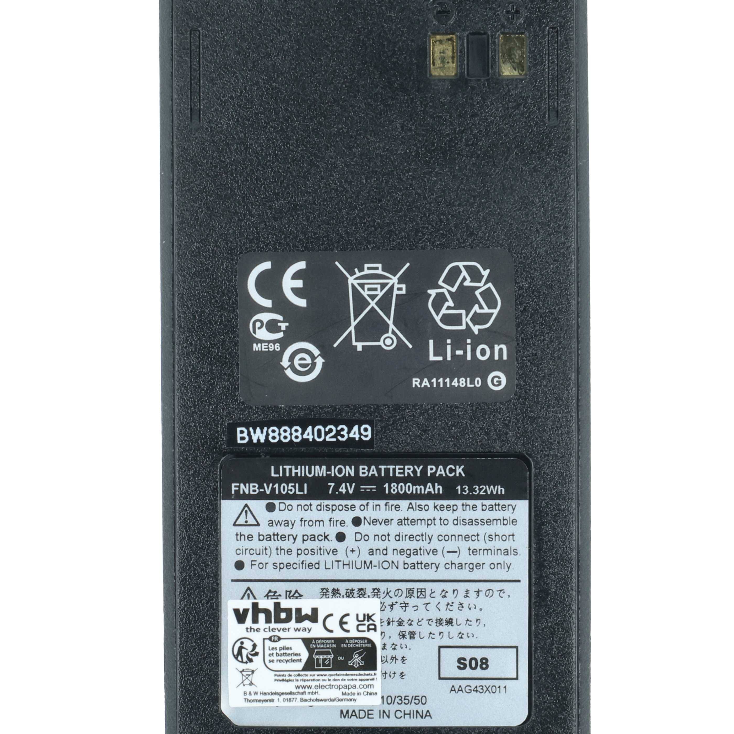 Das Bild zeigt einen Lithium-Ionen-Akkupack mit folgenden Spezifikationen: 7,4V, 1800mAh, 13,32Wh. Modell FNB-V105LI. Sicherheits- und Recycling-Symbole sind sichtbar.
