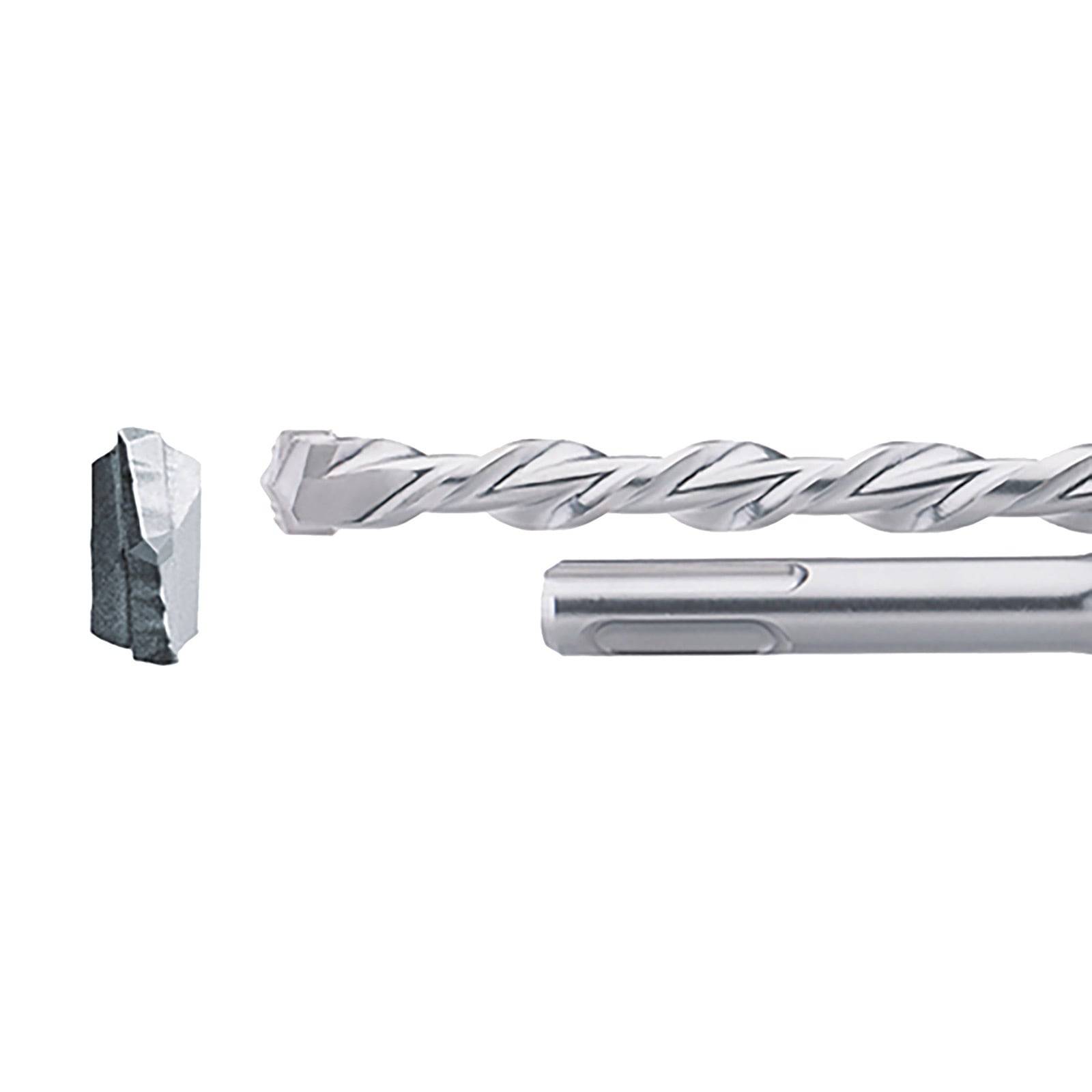 Ein Hammerbohrer-Bit-Set mit einem grauen, beschädigten Betonbohrer-Ende, einem vollständigen Spiralbohrer und einem flachen Metallschaft zum Bohren von Mauerwerk.