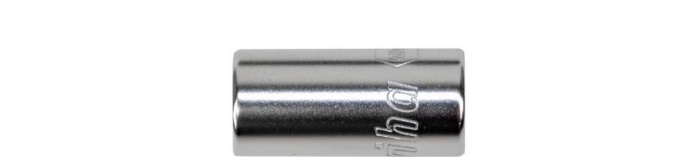 Metallische zylindrische Steckernuss, silber mit Sechskantöffnung und eingravierter Größenmarkierung, dargestellt auf einem schlichten weißen Hintergrund.
