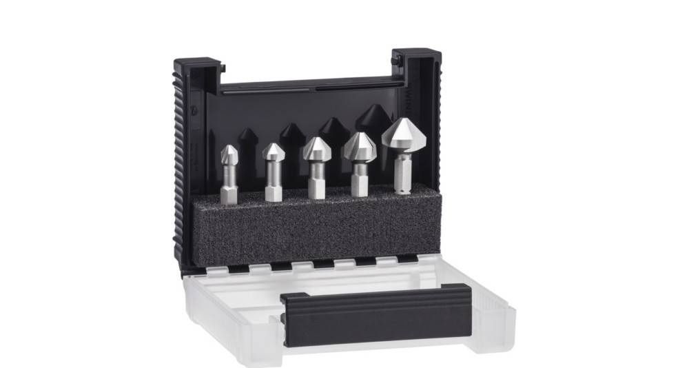Ein Kunststoff-Aufbewahrungskoffer mit fünf Metall-Router- oder Gravurbits, die aufrecht in Schaumstoffeinlagen angeordnet sind, wobei der Koffer offen ist.