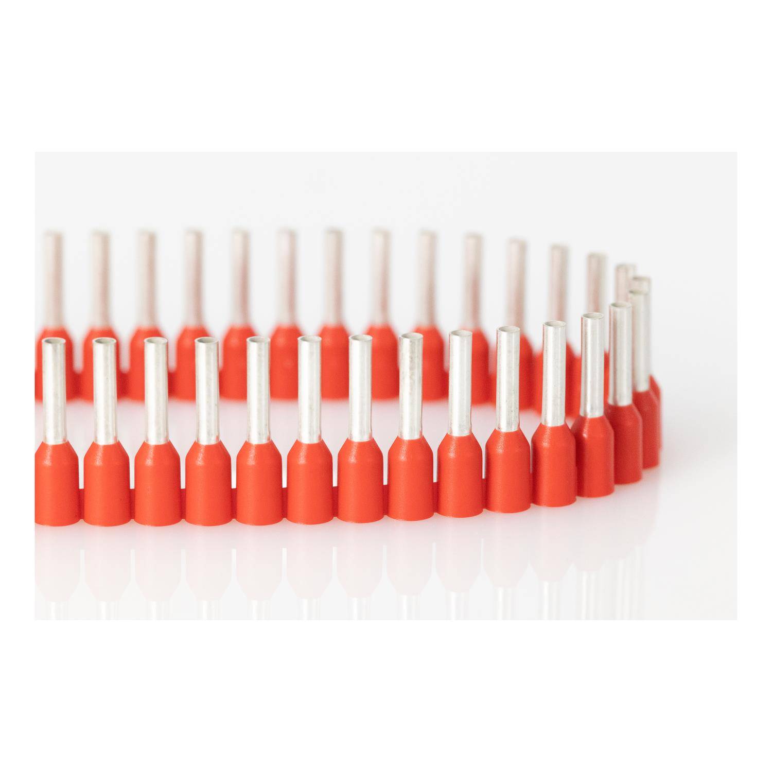 „Rote isolierte Stiftkontakte in einem Halbkreis auf weißem Hintergrund angeordnet.