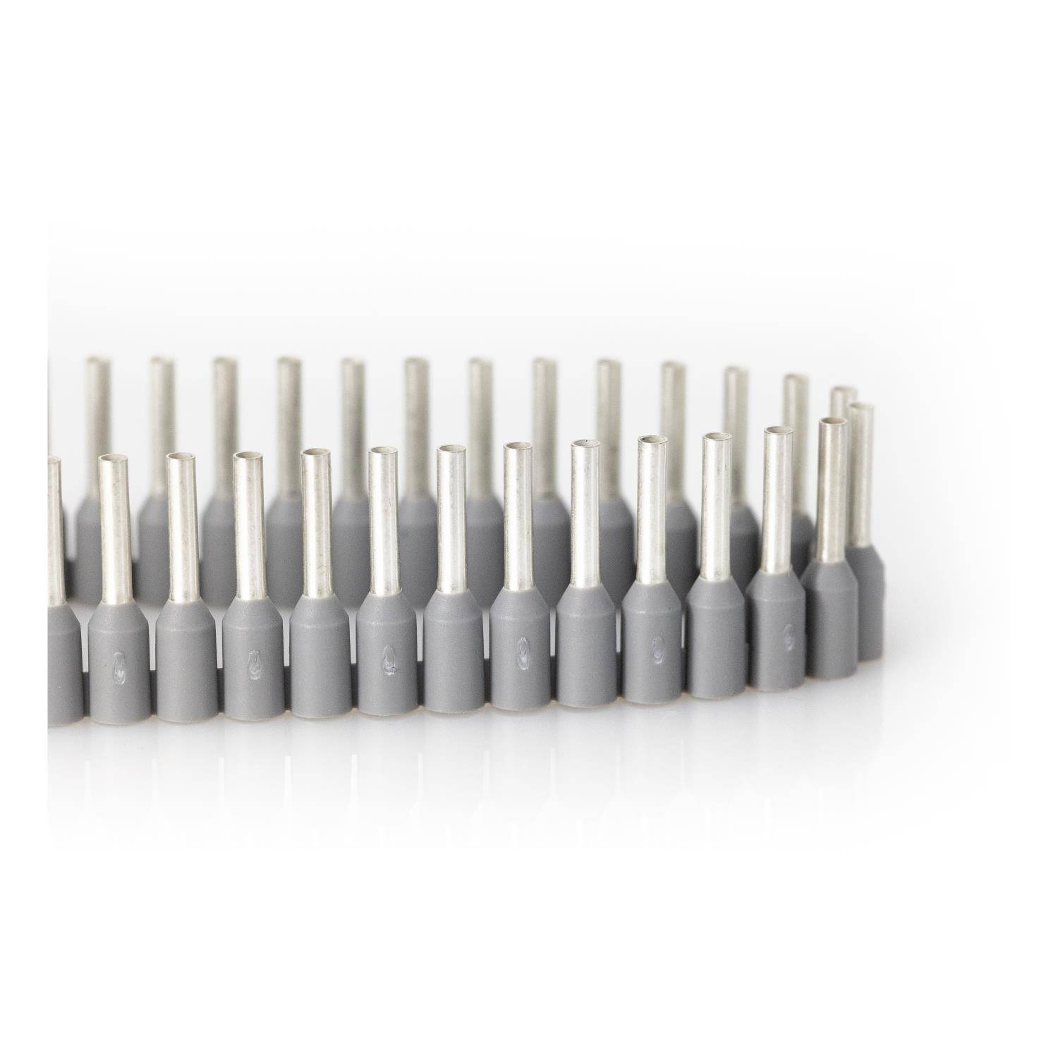 Eine schwarze Kunststoff-Elektro-Verteilerdose mit Kabelverbindern auf beiden Seiten, die zum Sichern und Organisieren von elektrischen Leitungen konzipiert ist.