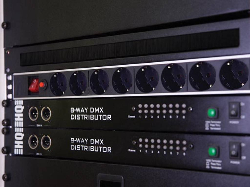 Perel PDU-Steckdosenleiste mit Schalter, Überlastschutz, 8 Schutzkontakt-Steckdosen, Kabel 2.15 m, 3G1.5, Innenbereich, Schwarz/Rot