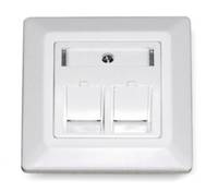 Eine weiße Dual-Netzwerkbuchse auf einer Wandplatte mit clearem, minimalistischem Design.