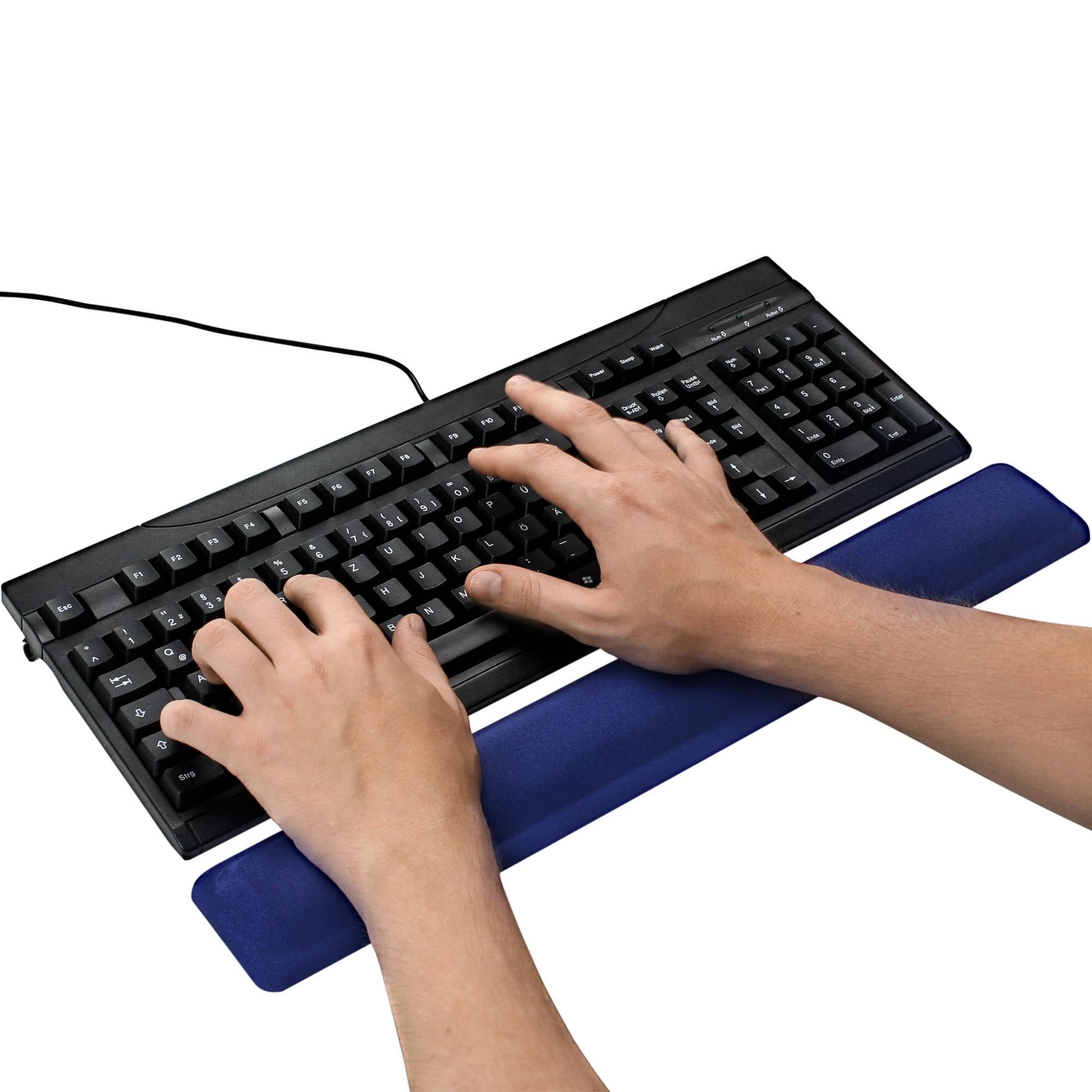 Hände, die auf einer schwarzen ergonomischen Tastatur mit einer blauen Handgelenkstütze auf weißem Hintergrund tippen.
