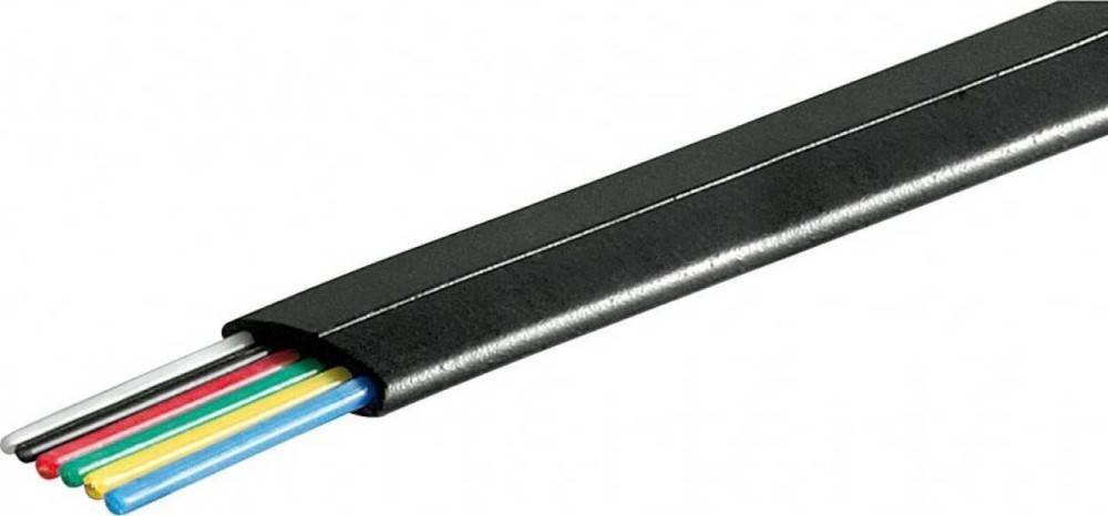 Eine Nahaufnahme eines schwarzen, mehradrigen Kabels, an dessen einem Ende blaue, gelbe und grüne Leitungen sichtbar sind.