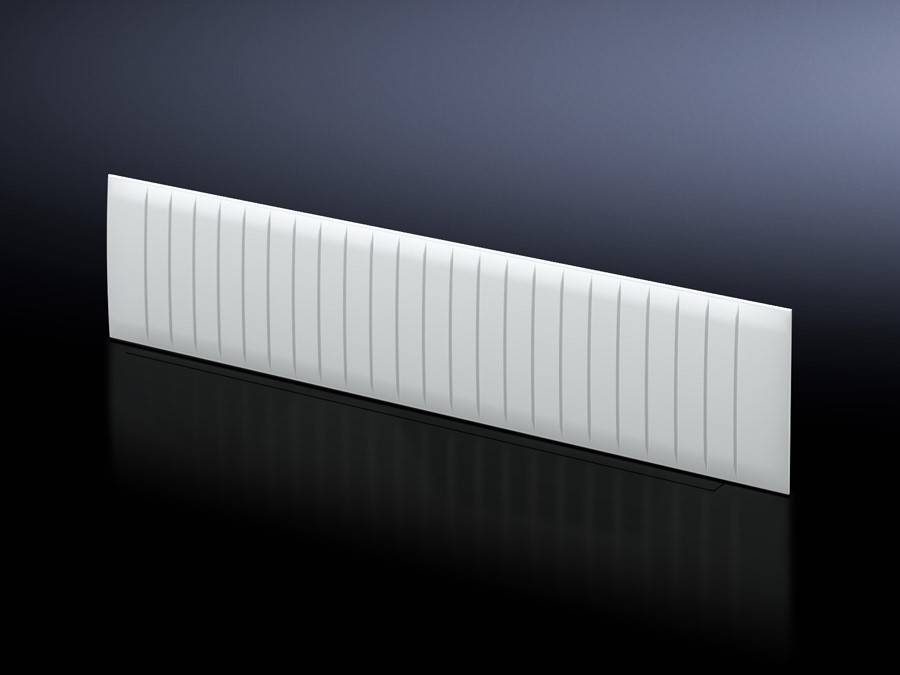 Ein langer, weißer Heizkörper mit vertikalen Paneelen, der an einer dunklen Wand montiert ist und zum Heizen eines Raumes dient.