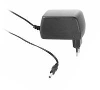 Schwarzer Stromadapter mit angeschlossenem Kabel und Stecker auf weißem Hintergrund.