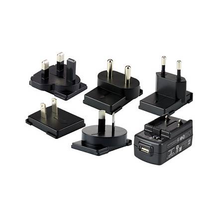 Verschiedene austauschbare Reisestecker-Adapter-Aufsätze mit mehreren internationalen Steckertypen, gezeigt auf weißem Hintergrund.