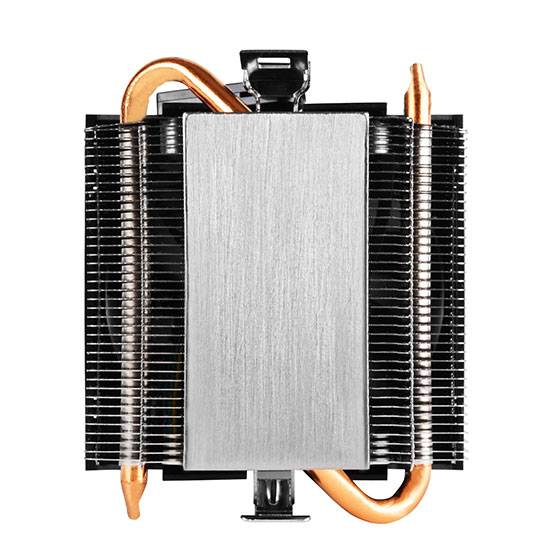 Cpu-Kühlkörper des Computers mit Kupfer-Wärmerohen und schwarzen Kühlrippen auf weißem Hintergrund.