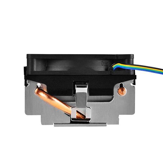 Nahaufnahme eines Computer-Kühlmoduls mit schwarzem Lüftergehäuse, silberner Kühlkörperbasis und sichtbarem Kupfer-Wärmerohr mit mehrfarbigen Kabeln.