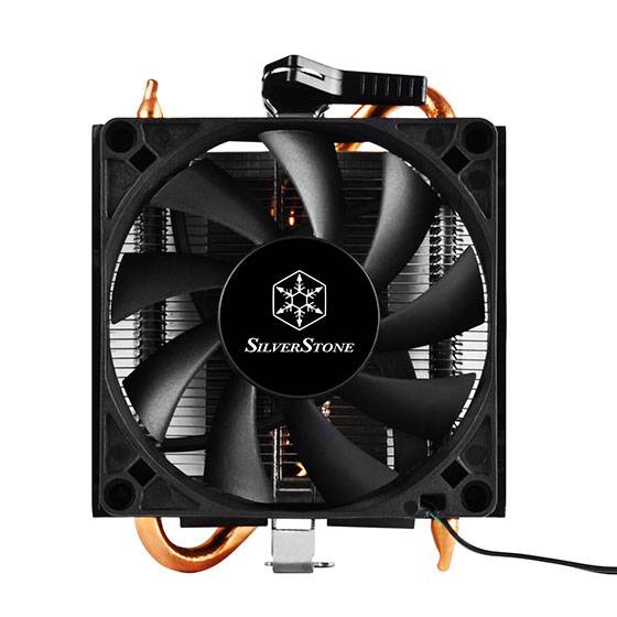Computerlüfter und Kühlkörper mit SilverStone-Logo, das einen schwarzen quadratischen Lüfter zeigt, der auf Kupferwärmerohrenen gegen einen weißen Hintergrund montiert ist.