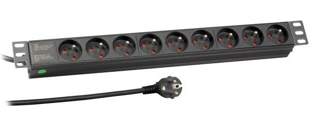 Schwarze Rack-Mount-Steckdosenleiste mit 8 Steckdosen und angebrachtem Kabel, gezeigt auf weißem Hintergrund.