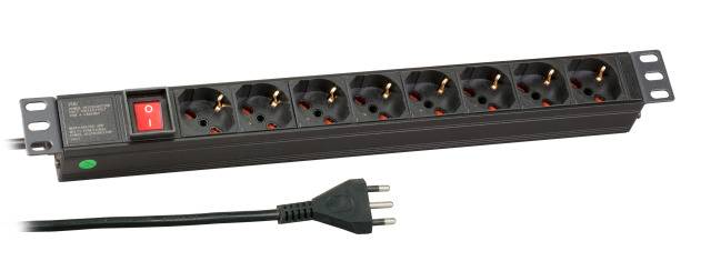 Rack-Mount-Steckdosenleiste mit acht Steckdosen, rotem Ein-/Ausschalter und angebrachtem dreipoliger Stromkabel auf weißem Hintergrund