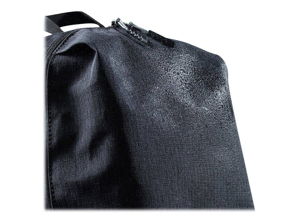 Eine schwarze Stofftasche mit einer strukturierten Oberfläche und einem sichtbaren Reißverschluss, die auf einer Seite nass oder glänzend erscheint.