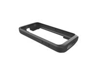 Eine rechteckige, schwarze Smartphone-Hülle mit Ausschnitten für Tasten, aus einem Winkel betrachtet, die ihre erhöhten Kanten zum Schutz des Bildschirms zeigt.