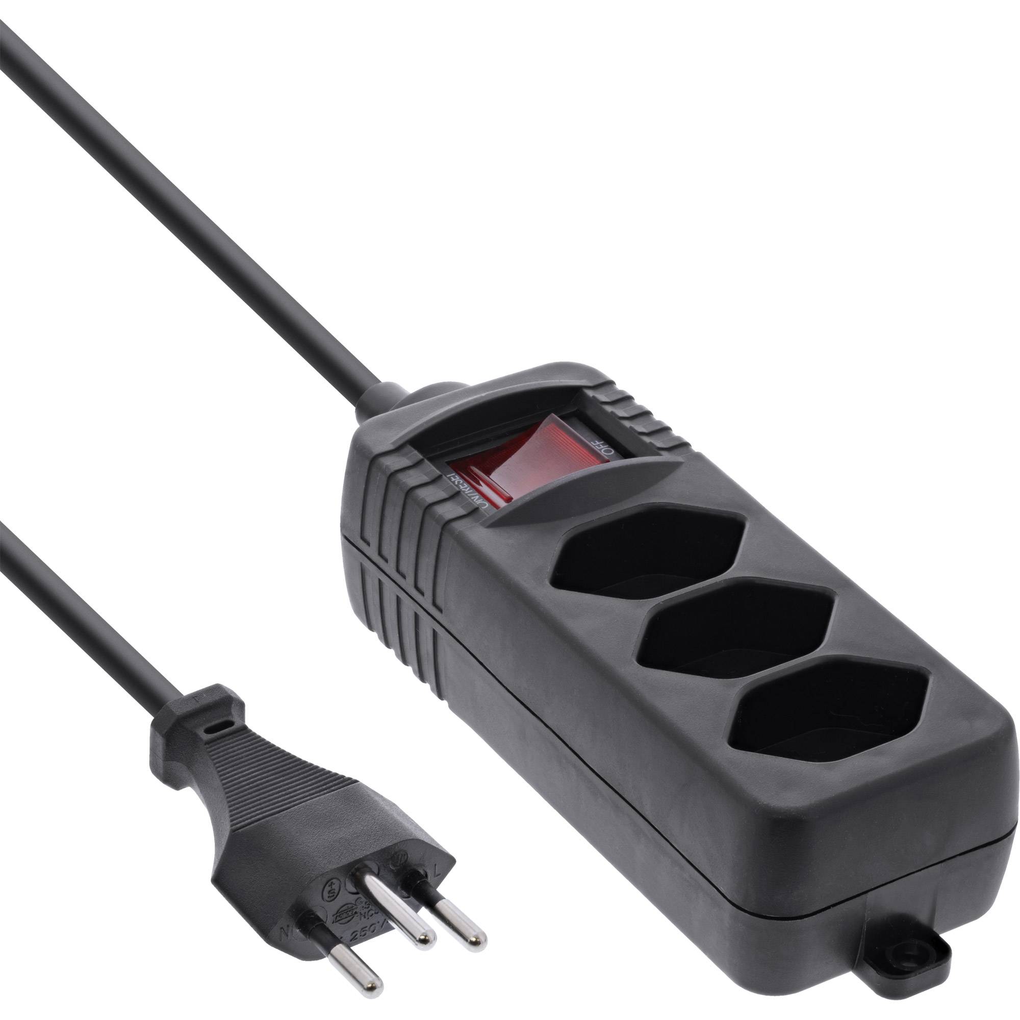 Schwarzes Stromkabel mit europäischem Stecker, das an eine dreifach Steckdosenleiste mit rotem Ein-/Ausschalter angeschlossen ist.