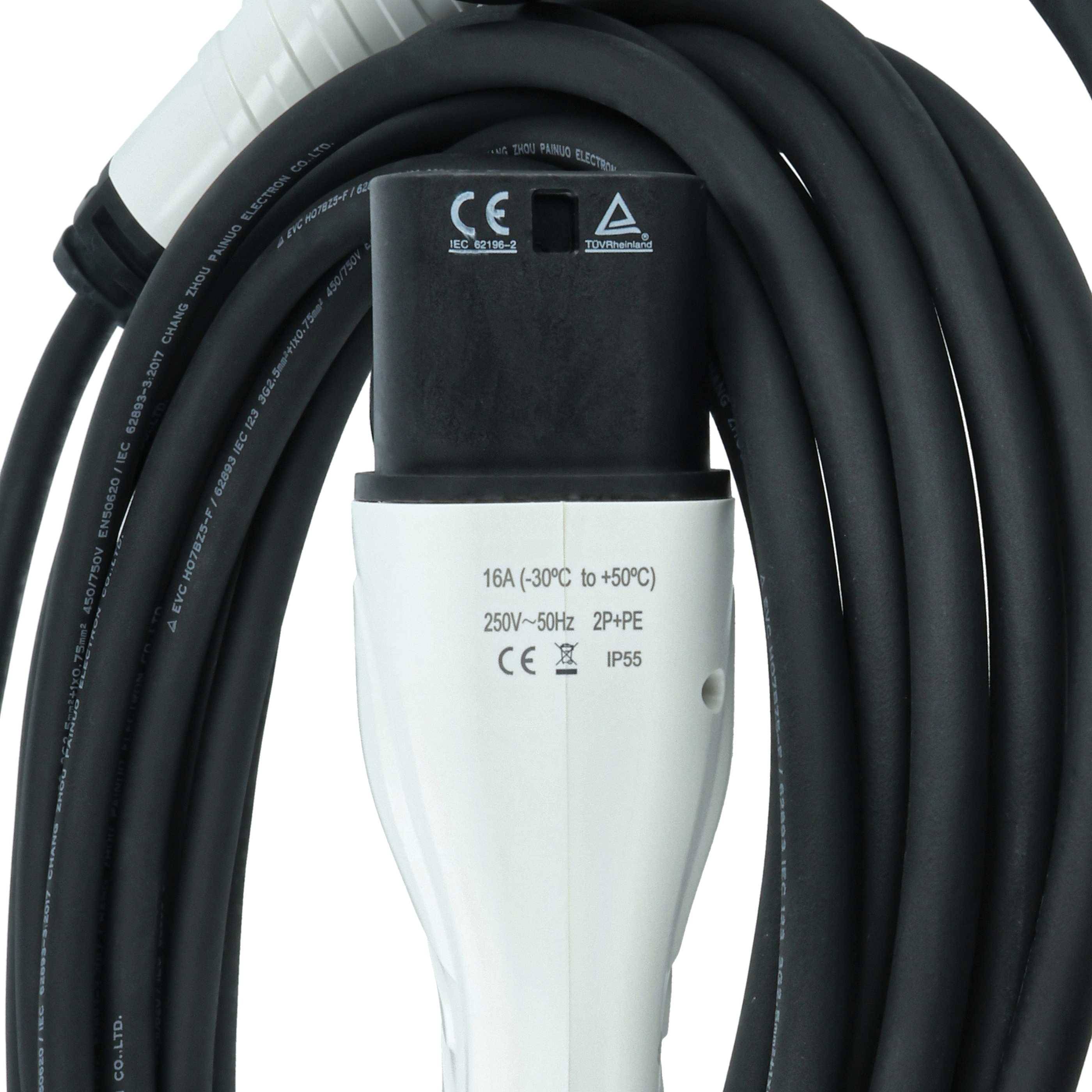 Nahaufnahme eines elektrischen Ladekabels mit Markierungen für Spannungs- und Stromspezifikationen. Schwarze und weiße Stecker mit spiralförmig aufgewickeltem Kabel.