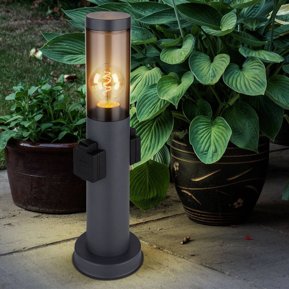 Gartenleuchte mit Steckdose anthrazit Aussenleuchte mit Steckdosenanschluss Garten Steckdosensäule mit Licht, Edelstahl Kunststoff rauch, 1x E27