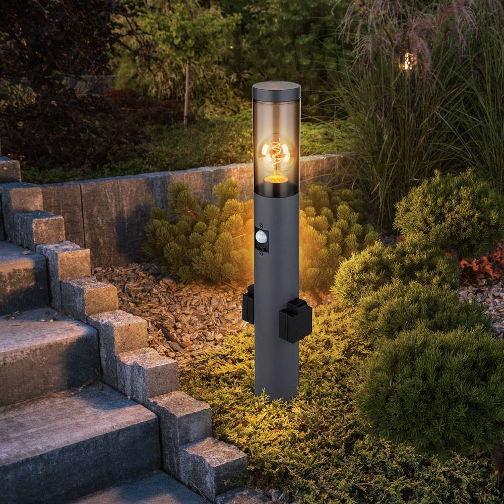 Sockelleuchte mit Steckdose und Bewegungsmelder Steckdosensäule Garten mit Licht, Edelstahl anthrazit, Kunststoff rauch, 1x E27, DxH 7,6x60 cm