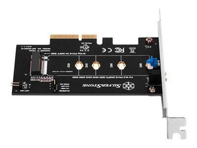 Eine schwarze Sabrent PCIe-Adapterkarte mit drei M.2-Steckplätzen und einer Metallmontageklammer, abgebildet auf weißem Hintergrund.