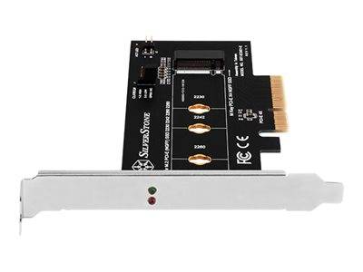 Schwarze SilverStone PCIe-Adapterkarte mit vergoldetem Kantenkonnektor und silbernem Metallbügel, dargestellt vor weißem Hintergrund.