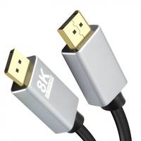 Zwei silberne HDMI-Kabel mit der Beschriftung '8K' und goldenen Anschlüssen, die sich auf weißem Hintergrund aufeinander zubewegen.
