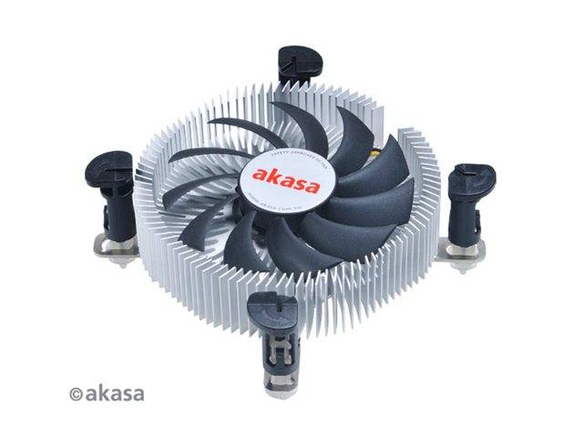 Ein Computer-CPU-Kühler mit einem Lüfter und silbernen Kühlrippen, mit der Bezeichnung 'akasa', der entwickelt wurde, um Wärme vom Prozessor abzuleiten.
