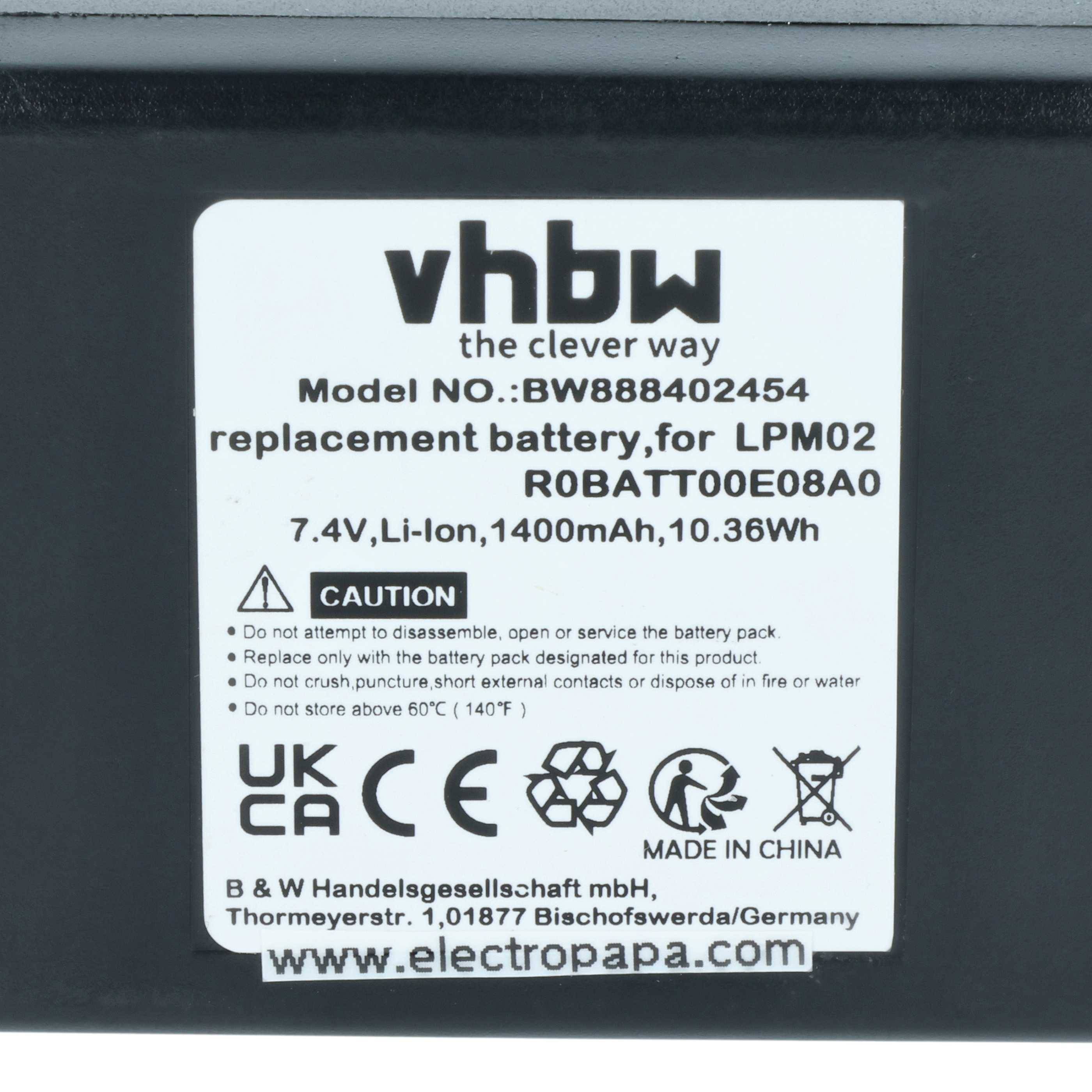 Ein Etikett auf einer Batterie liest sich wie folgt: 'vhbw, der clevere Weg, Modell: BW88402454. Ersatzakku für LPM02. 7,4V, Li-Ion, 1400mAh, 10,36Wh.