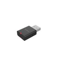 Schwarzes USB-Speicherlaufwerk mit rotem Anzeigenlicht auf weißem Hintergrund.