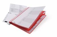 Offener roter Ringordner mit Registerkarten und Dokumenten dahinter auf weißem Hintergrund.
