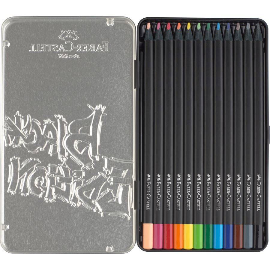 Offene Blechdose mit Faber-Castell Buntstiften, zeigt 12 schwarze Stifte mit mehrfarbigen Spitzen und einem silbernen Deckel.