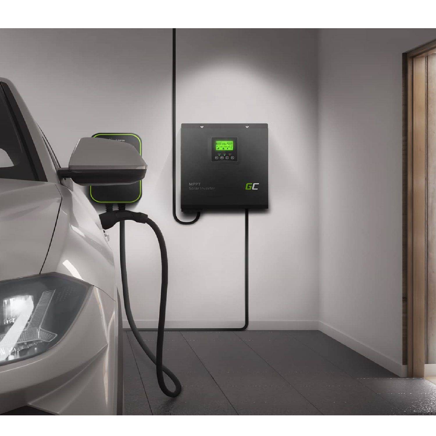 Elektroauto, das an einem wandmontierten Heimladegerät in einer Garage angeschlossen ist, mit Ladekabel verbunden mit dem Fahrzeug.